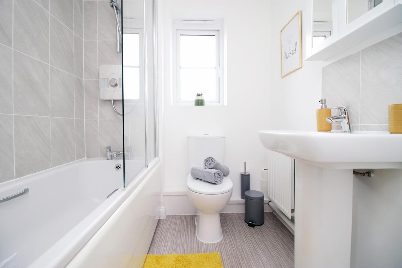 No 43 Stadium Views By Ssw - 2Br, Parking, Sleeps 4, 3Min Walk To Stadium, 10Min Drive To City Centre, Marina And Close To M4 Morriston Exteriör bild